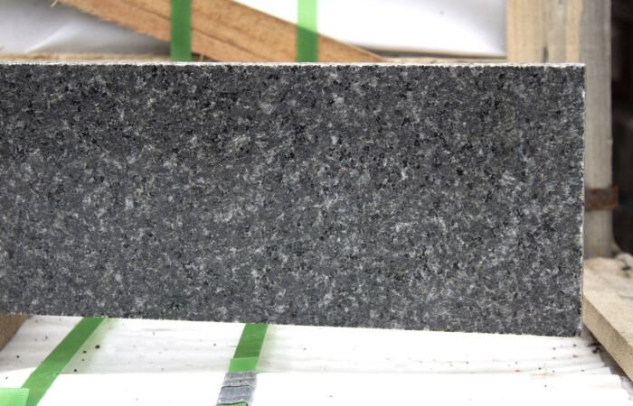 Подступенок гранитный G654 Sesame Black 1800x150x20 мм полированный — изображение 2