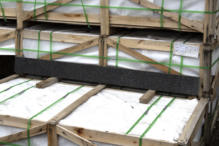 Подступенок гранитный G654 Sesame Black 1800x150x20 мм полированный — изображение 4
