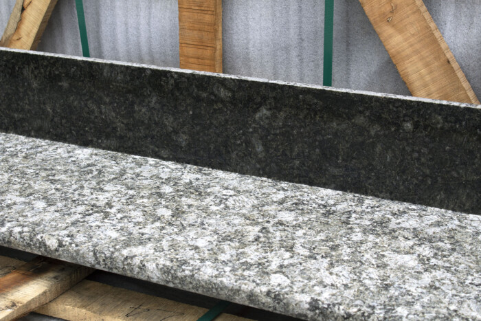 Ступени гранитные Butterfly Green 1500x350x30 мм термообработка — изображение 2